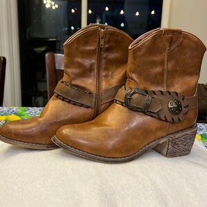 Pierre Dumas size 6 boots, brown with 2 in heel and buckle design